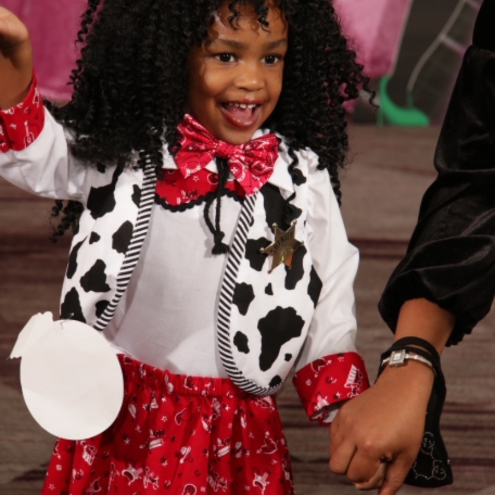Cowgirl 3pc set comes with Blouse, Vest and Tulle skirt in size 3T like new!